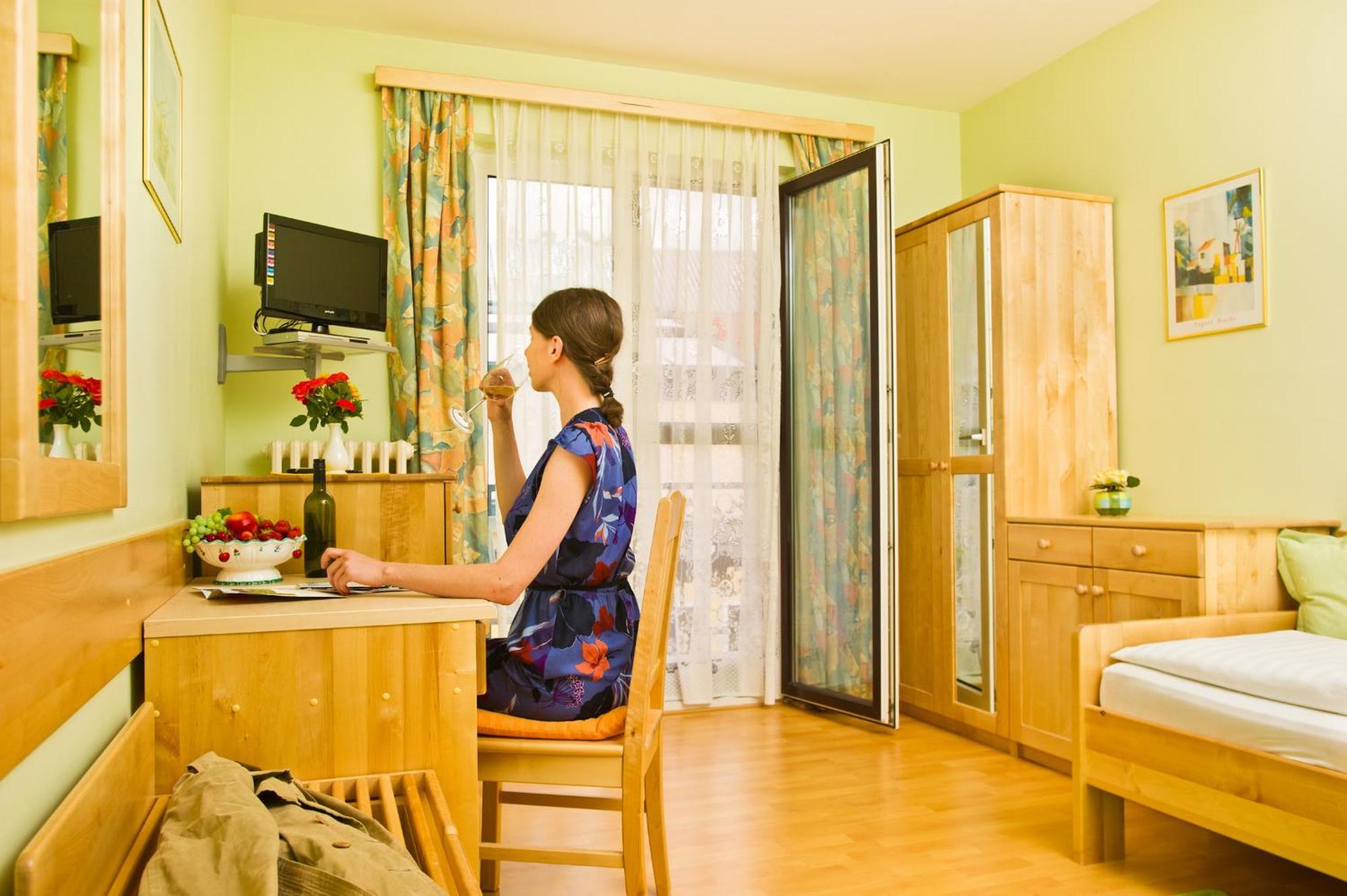 Hotel-Restaurant-Vinothek Felix Sommer Auersthal 외부 사진