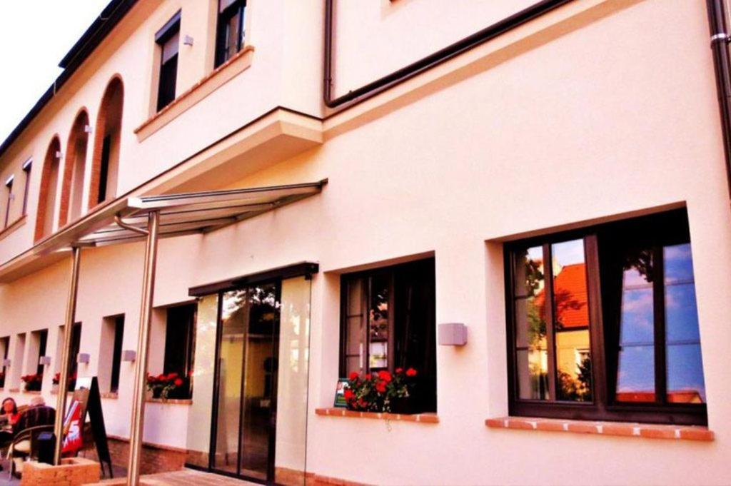 Hotel-Restaurant-Vinothek Felix Sommer Auersthal 외부 사진